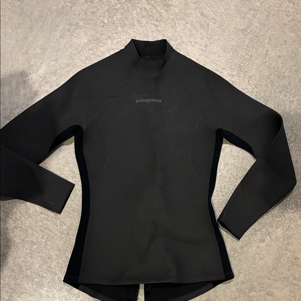 LAST CHANCE! 
Patagonia Sleek Black Neoprene Top EUC